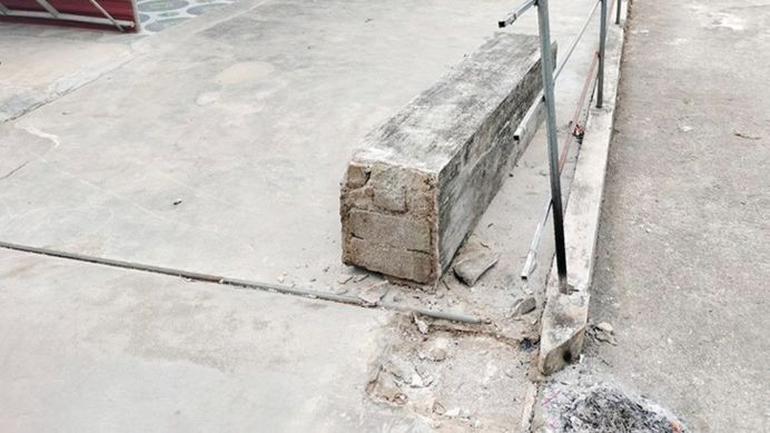 Cột cổng bị gãy đổ, đè lên người khiến cháu ngoại của ông H. tử vong. Ảnh: Báo Hà Tĩnh