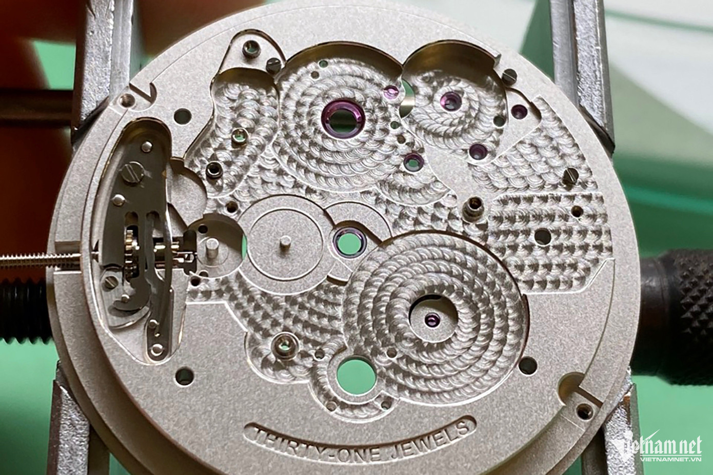 Chiếc đồng hồ Girad Perregaux Tourbillon 3 cầu vàng thuộc dạng hiếm trên thế giới, ở Việt Nam có ít người sở hữu. Qua tay anh Trường, chiếc đồng hồ được bảo dưỡng, lau dầu chạy ổn định. Chiếc đồng hồ Girad Perregaux Tourbillon 3 cầu vàng thuộc dạng hiếm trên thế giới, ở Việt Nam có ít người sở hữu. Qua tay anh Trường, chiếc đồng hồ được bảo dưỡng, lau dầu chạy ổn định.