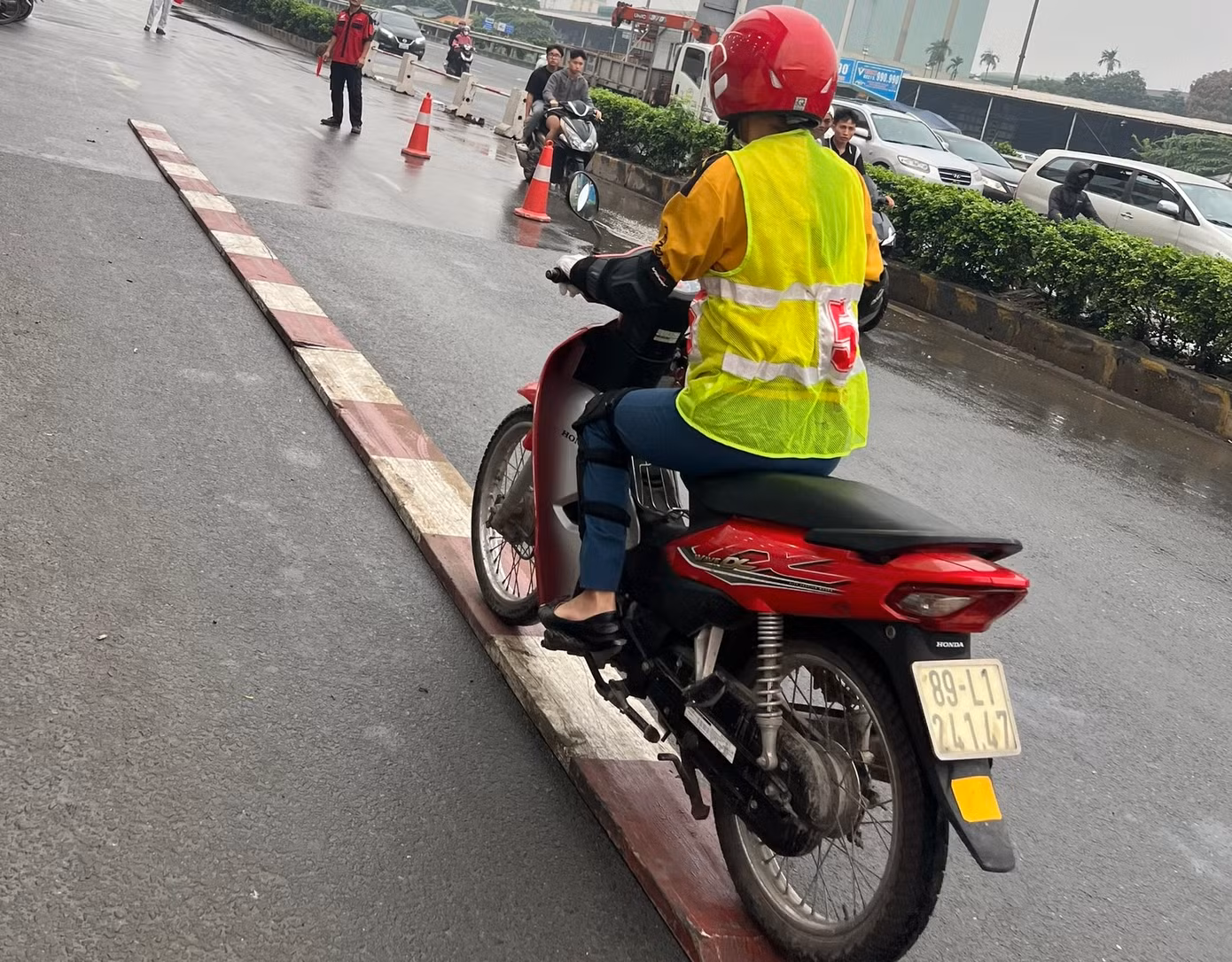 Khách hàng hồ hởi tham gia thực hành Lái xe thăng bằng.