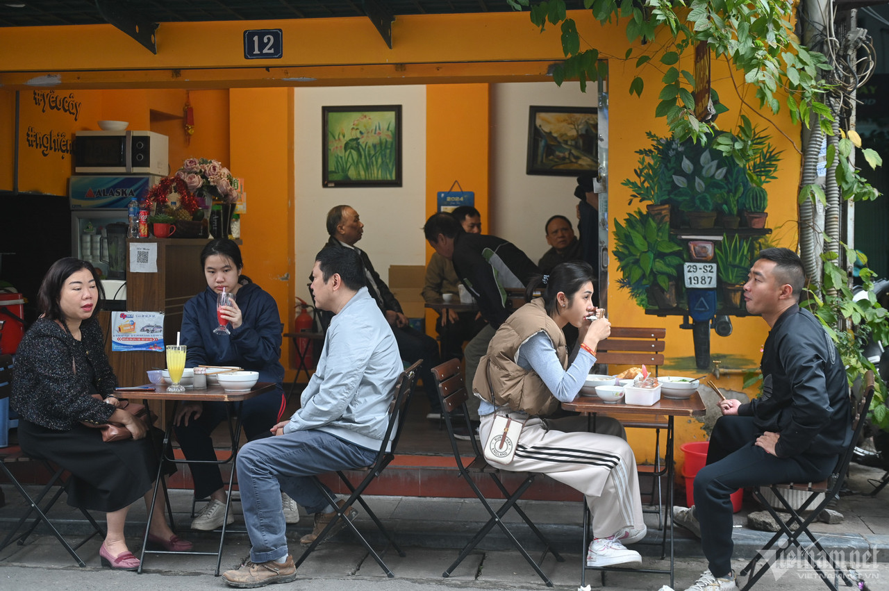 Nhiều khách chọn cách gọi phở rồi ăn tại các quán cà phê gần đó.