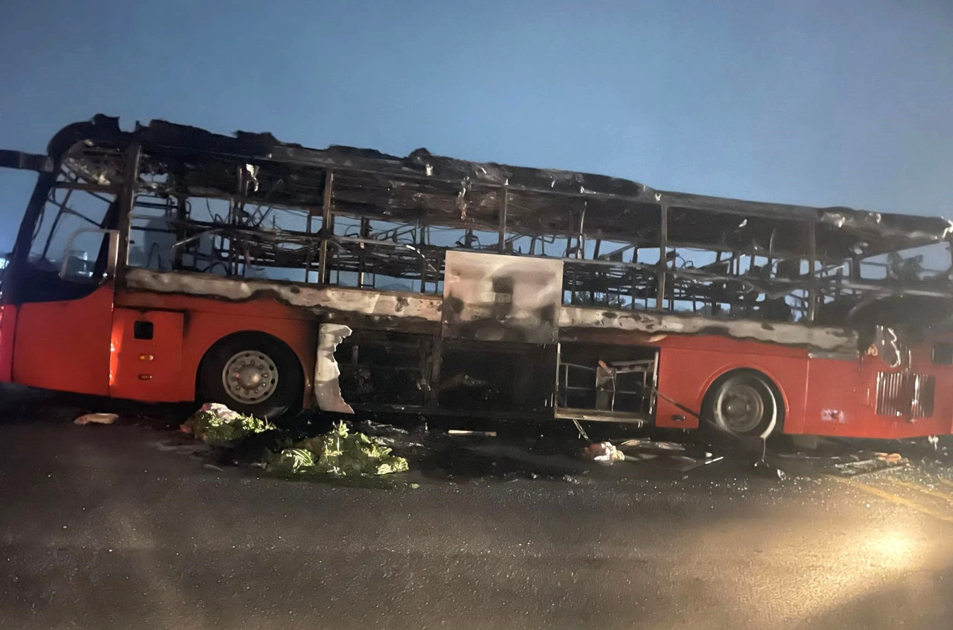 Chỉ sau ít phút bị "bà hỏa" thiêu rụi, chiếc xe khách chỉ còn trơ khung (Ảnh: Linh Đặng).