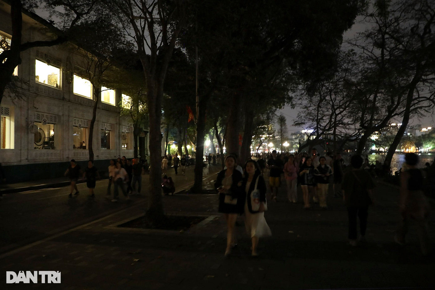 Người đổ về đông đúc, khách du lịch xen lẫn người đi tập thể dục đông kín con đường quanh hồ. Khác với ngày thường, tối cuối tuần là cuộc dạo bộ trong bóng tối. Người đổ về đông đúc, khách du lịch xen lẫn người đi tập thể dục đông kín con đường quanh hồ. Khác với ngày thường, tối cuối tuần là cuộc dạo bộ trong bóng tối.