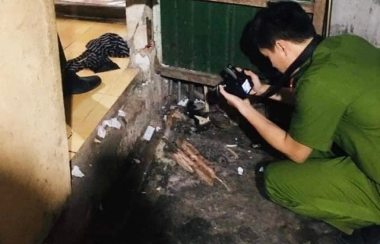 Công an khám nghiệm hiện trường điều tra nguyên nhân vụ nổ (Ảnh: Công an Quảng Ngãi).