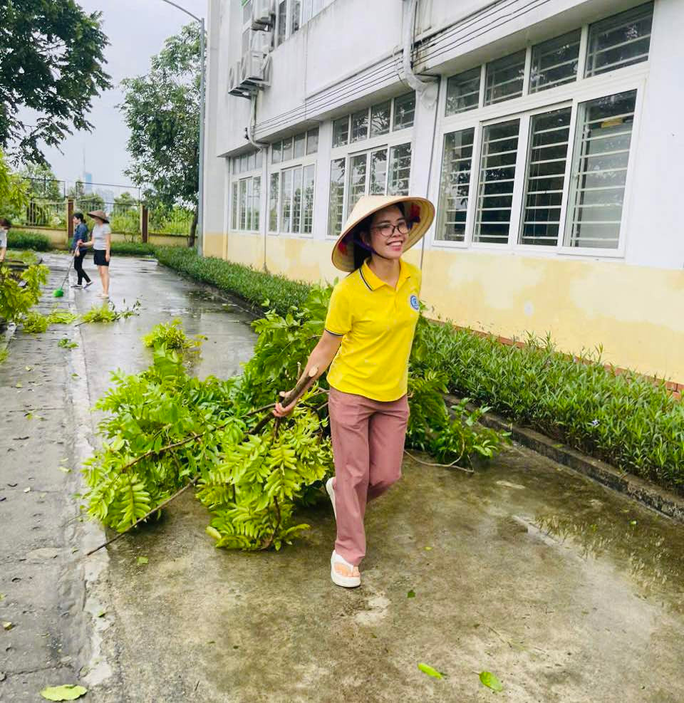 Thầy cô ở quận Hà Đông tích cực dọn dẹp trường lớp để đón học sinh đi học từ ngày mai