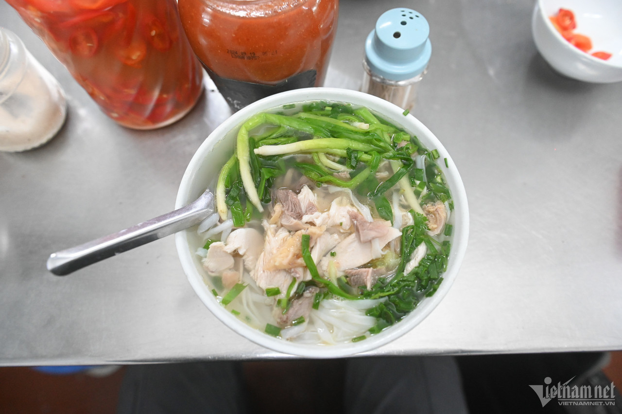 Một bát phở gà tại quán có giá từ 50.000 đồng trở lên.