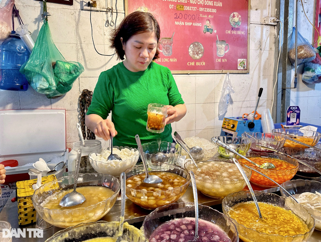 Quán chè nhỏ nhưng cần đến 3 người cùng làm mới kịp phục vụ khách (Ảnh: Thanh Thúy).