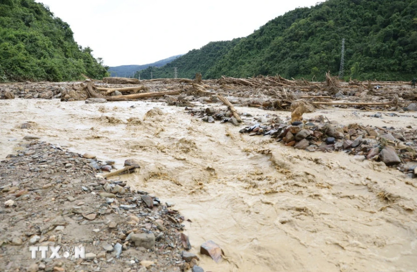 Bản Mường Pồn 1, xã Mường Pồn, trở thành bãi đất đá sau trận lũ quét. (Ảnh: Xuân Tư/TTXVN)