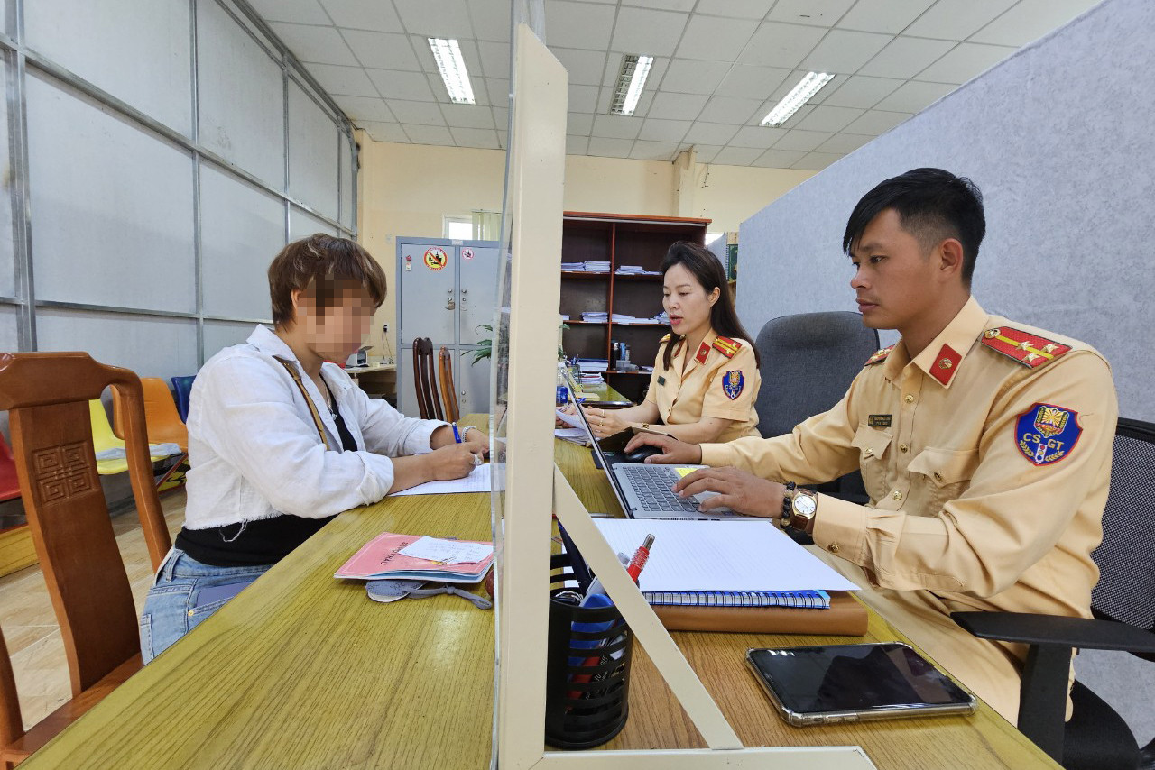 Bà N.T.B.D. viết tường trình sự việc tại cơ quan công an. Ảnh: CACC