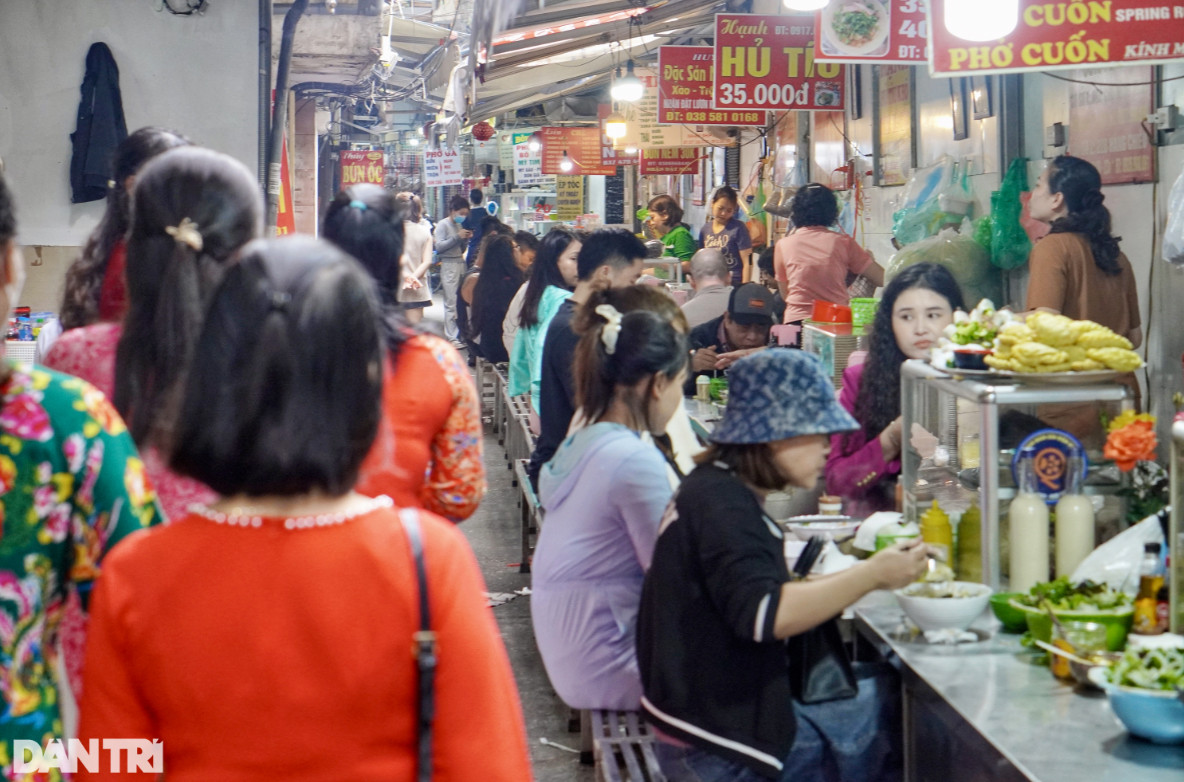 Không khí tất bật trong ngõ ẩm thực chợ Đồng Xuân những ngày đầu năm (Ảnh: Thanh Thúy).