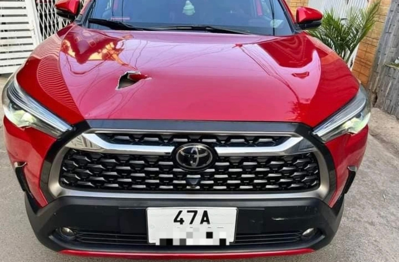 Nắp capo của ô tô bị cây sắt xuyên thủng (Ảnh: Uy Nguyễn). Nắp capo của ô tô bị cây sắt xuyên thủng (Ảnh: Uy Nguyễn).