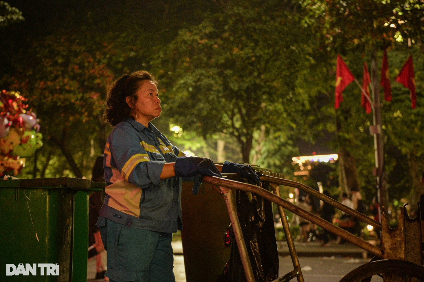 "Mặc dù đã có thùng rác quanh hồ Hoàn Kiếm nhưng nhiều người dân rất thiếu ý thức, sau khi sử dụng xong đồ ăn, thức uống vứt thẳng rác xuống lòng đường khiến lao công chúng tôi dọn rất vất vả", bà Nguyễn Thị Hoa bày tỏ.