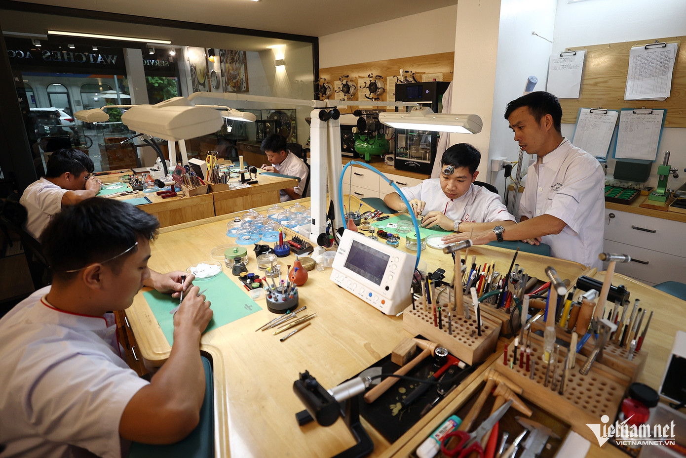 Từ năm 2014, anh Trường đã mở lớp đào tạo nghề sửa chữa đồng hồ. “Biết là theo nghề không dễ, nhưng tôi vẫn muốn nhiều bạn trẻ xem việc trở thành 'bác sĩ thời gian' như là một lựa chọn tốt để lập nghiệp. Có như thế, nghề sửa đồng hồ của Việt Nam mới có thể phát triển", anh Trường chia sẻ. Từ năm 2014, anh Trường đã mở lớp đào tạo nghề sửa chữa đồng hồ. “Biết là theo nghề không dễ, nhưng tôi vẫn muốn nhiều bạn trẻ xem việc trở thành 'bác sĩ thời gian' như là một lựa chọn tốt để lập nghiệp. Có như thế, nghề sửa đồng hồ của Việt Nam mới có thể phát triển", anh Trường chia sẻ.