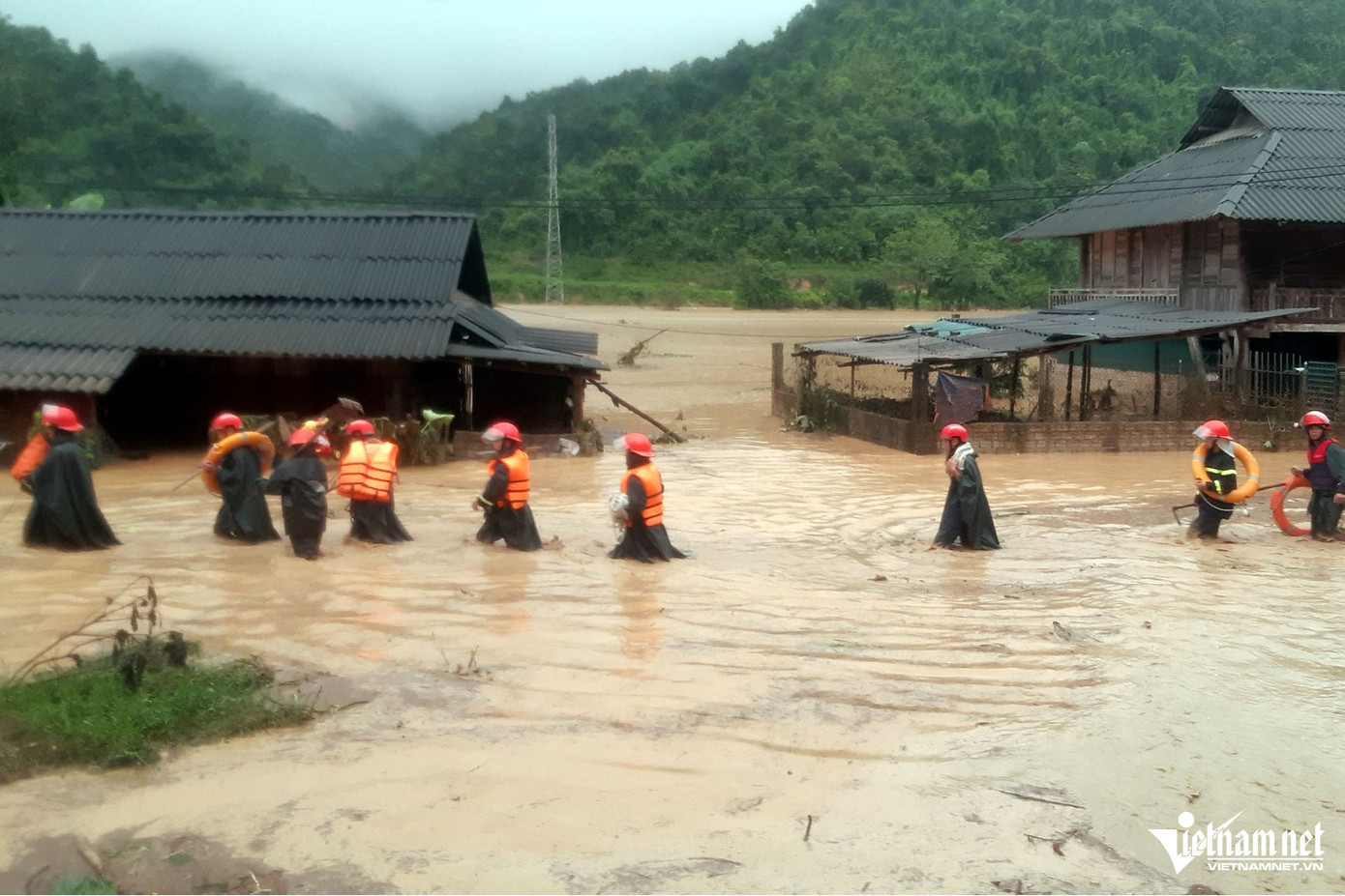 Lực lượng cứu hộ tiếp cận từng nhà dân để cứu trợ. (Ảnh: Nguyễn Dương/VietNamNet)