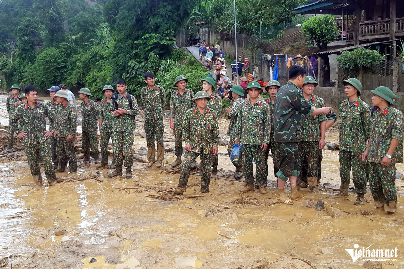 Các lực lượng tham gia hỗ trợ người dân khắc phục hậu quả lũ ống.(Ảnh: Nguyễn Dương/VietNamNet)
