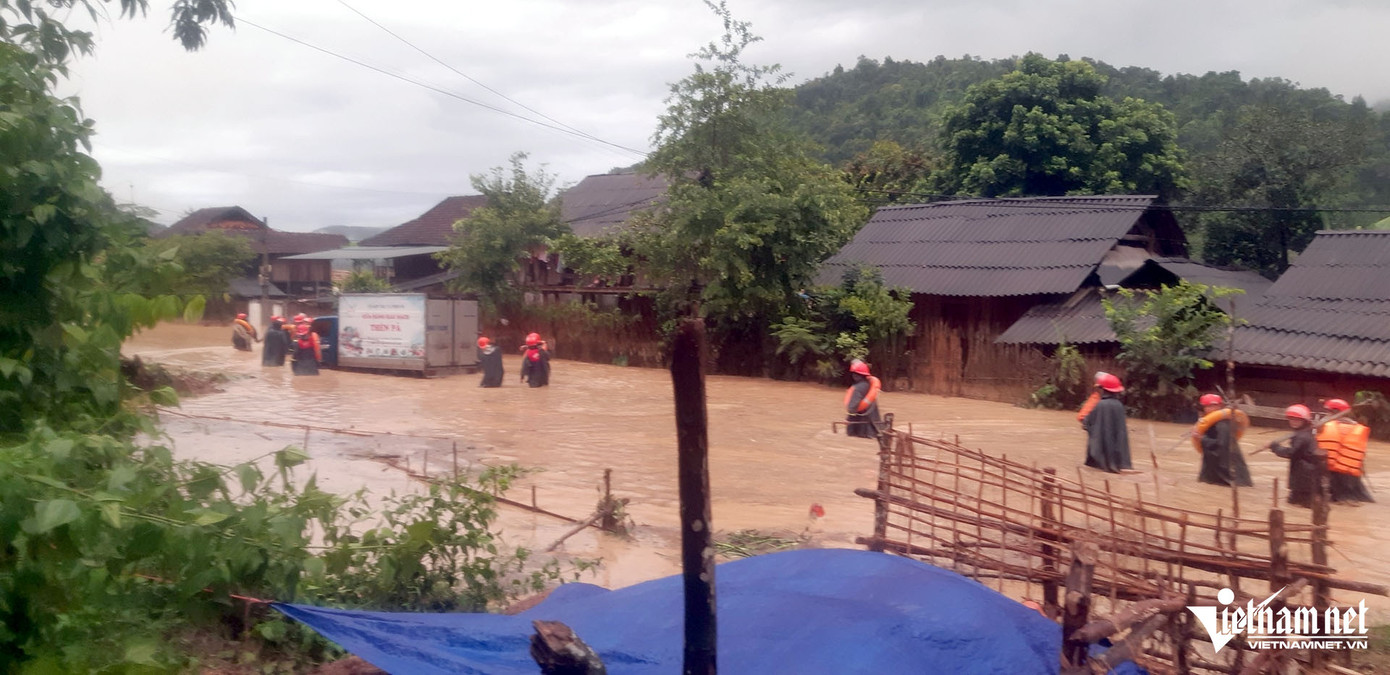 Lũ ống xảy đến bất ngờ, sau một đêm cả bản hoang tàn, 2 người chết và 5 người mất tích. (Ảnh: Nguyễn Dương/VietNamNet)