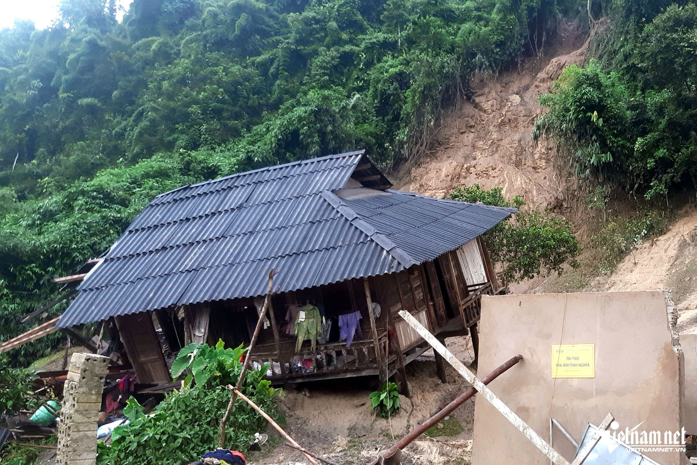 Nhiều nhà dân bị nước lũ cô lập. (Ảnh: Nguyễn Dương/VietNamNet)