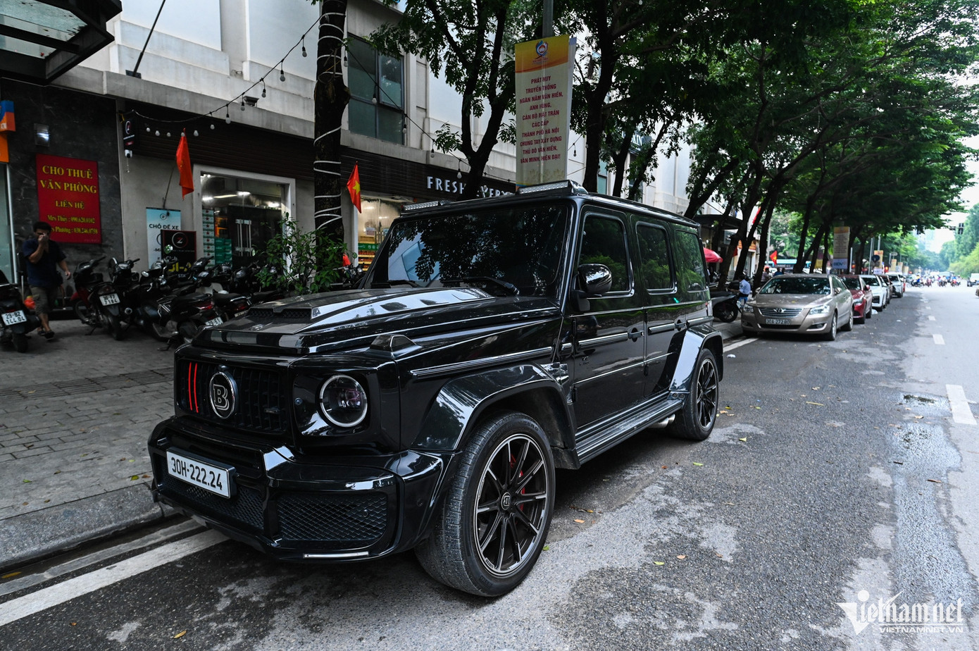 Tình trạng tương tự xuất hiện trên đường Giảng Võ. Trước cửa dãy nhà D2 Giảng Võ, hàng dài ô tô đỗ dưới lề đường. Hễ có một xe rời đi, ngay lập tức có xe khác vào thế chỗ. Tình trạng tương tự xuất hiện trên đường Giảng Võ. Trước cửa dãy nhà D2 Giảng Võ, hàng dài ô tô đỗ dưới lề đường. Hễ có một xe rời đi, ngay lập tức có xe khác vào thế chỗ.