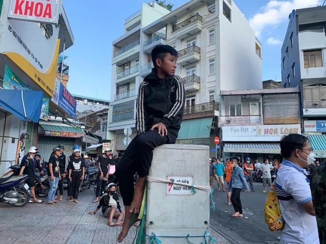 Một thiếu niên cũng đến từ rất sớm