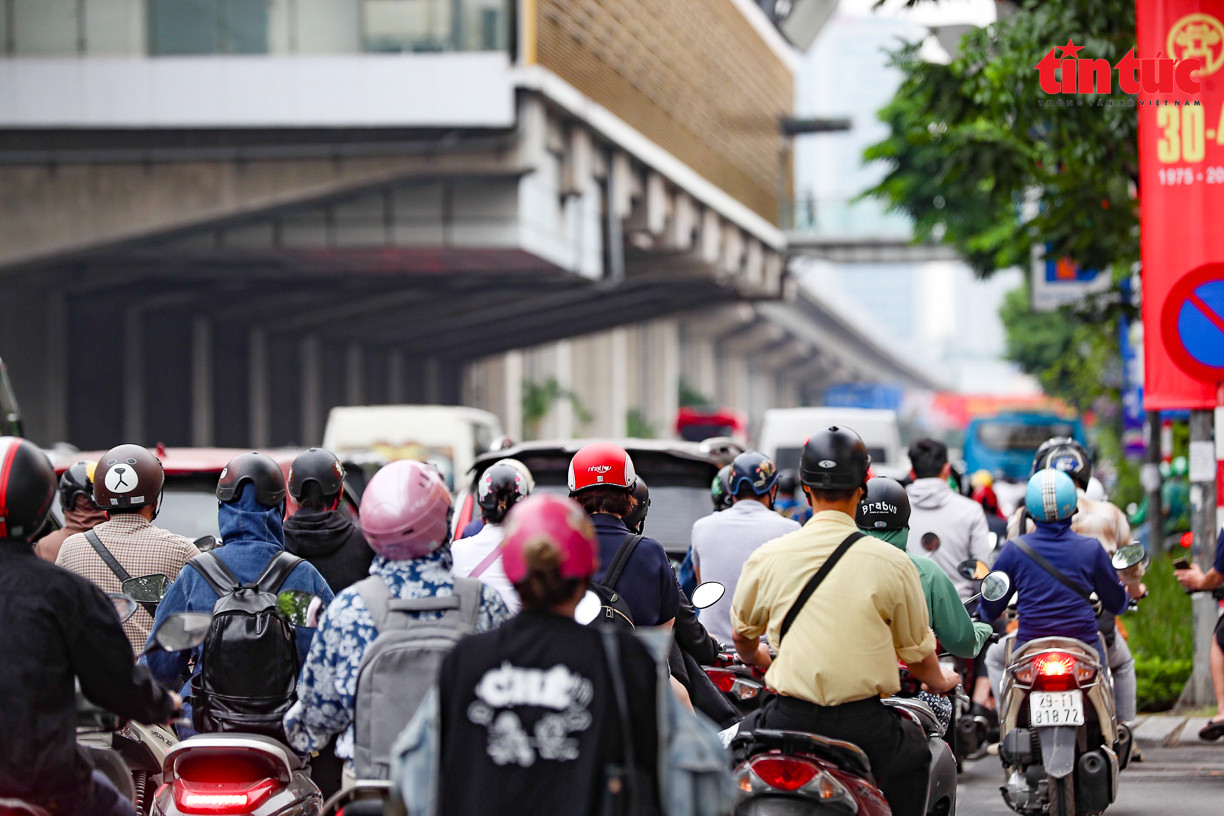 Đến 9 giờ sáng cùng ngày, tình hình ùn tắc vẫn chưa có chuyển biến.