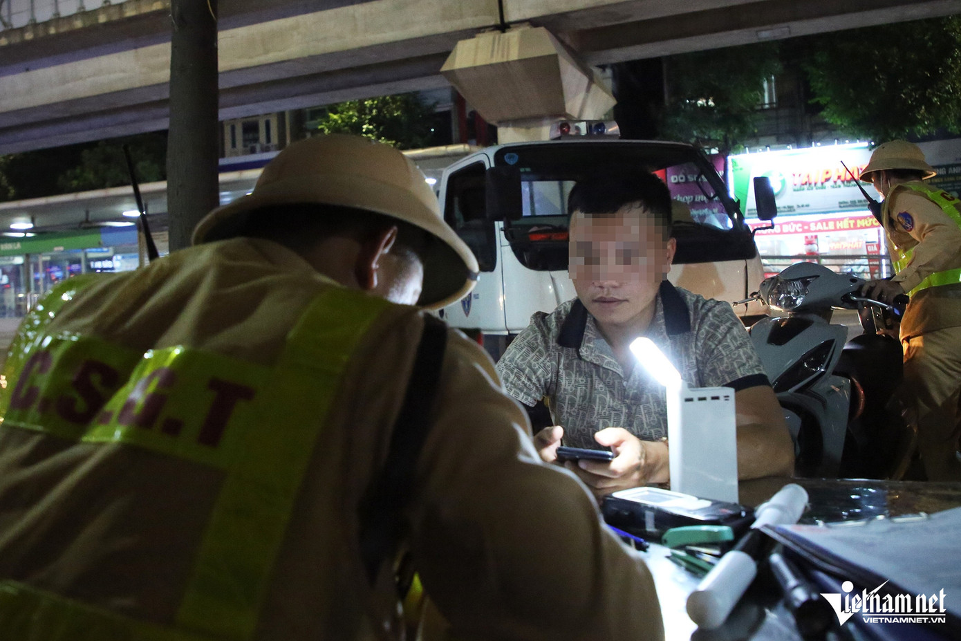 Tổ CSGT lập biên bản với tài xế C. Ảnh: Đình Hiếu