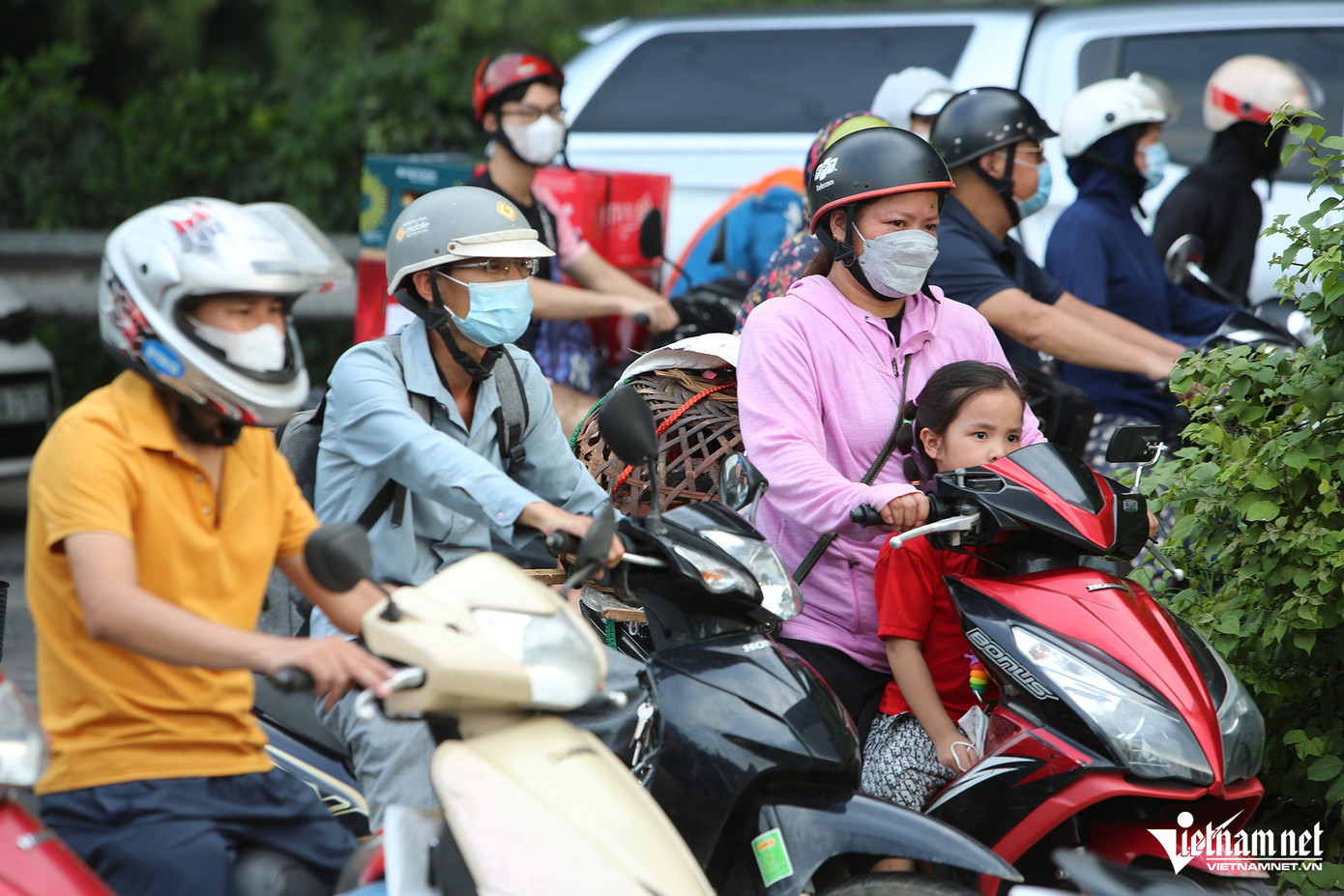 Lượng phương tiện trên quốc lộ 1 cũng có xu hướng tăng nhanh. Dự báo trong ngày 3/9, giao thông tại cửa ngõ Hà Nội tiếp tục đông đúc do người dân kết thúc kỳ nghỉ Quốc khánh kéo dài 4 ngày. Cục CSGT khuyến cáo người dân trở lại thành phố sau kỳ nghỉ lễ cần lưu ý chấp hành nghiêm Luật Giao thông đường bộ, hiệu lệnh đèn tín hiệu và người chỉ huy giao thông.