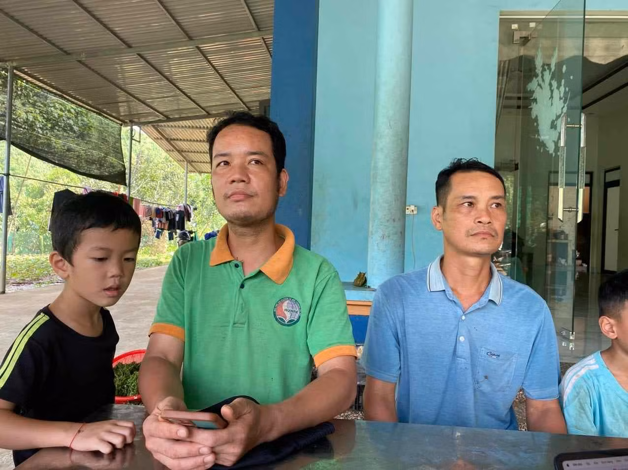 Hộ gia đình hai anh em nhà ô Duân, Tiện thoát nạn sau khi bị lũ vùi lấp nhà. Hộ gia đình hai anh em nhà ô Duân, Tiện thoát nạn sau khi bị lũ vùi lấp nhà.