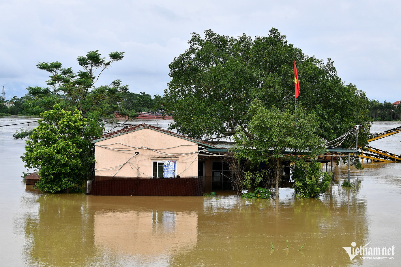 Một số ngôi nhà ven sông đã chìm một phần trong nước. Ảnh: Hoàng Hà Một số ngôi nhà ven sông đã chìm một phần trong nước. Ảnh: Hoàng Hà