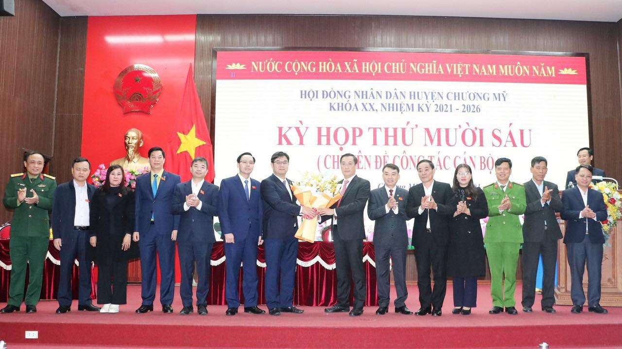 Ban Thường vụ Huyện uỷ Chương Mỹ chúc mừng ông Nguyễn Anh Đức.