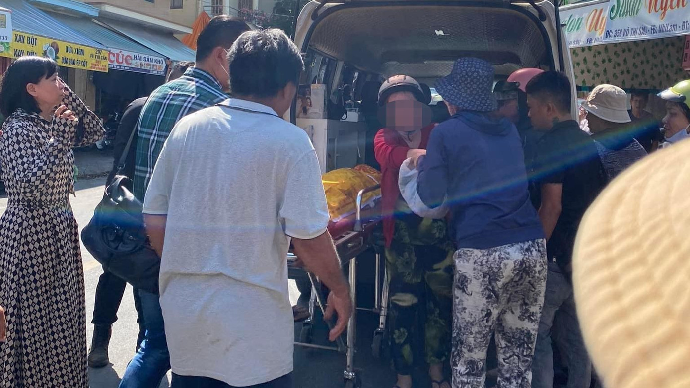 Người thân đưa học sinh lớp 5 tử vong về nhà lo hậu sự.