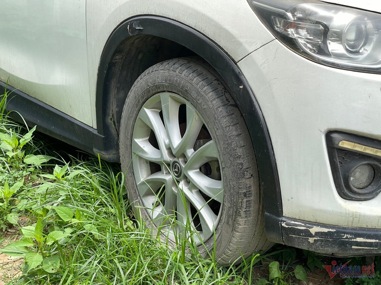 Các lốp xe đã rất cũ nhưng vẫn chưa bị xịt hết hơi. Các lốp xe đã rất cũ nhưng vẫn chưa bị xịt hết hơi.