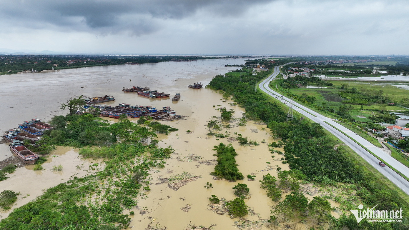 Trong ảnh là đê Việt Trì, bên cạnh nước sông đang lên cao. Khu vực này cách địa phận Hà Nội khoảng 70km. Ảnh: Hoàng Hà Trong ảnh là đê Việt Trì, bên cạnh nước sông đang lên cao. Khu vực này cách địa phận Hà Nội khoảng 70km. Ảnh: Hoàng Hà