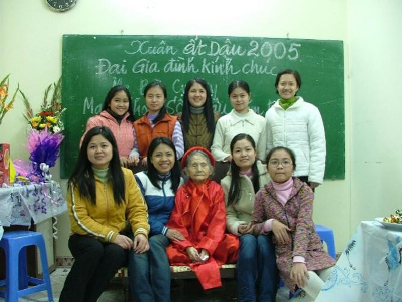 Các cháu trai và gái chụp cùng cụ bà năm 2005.