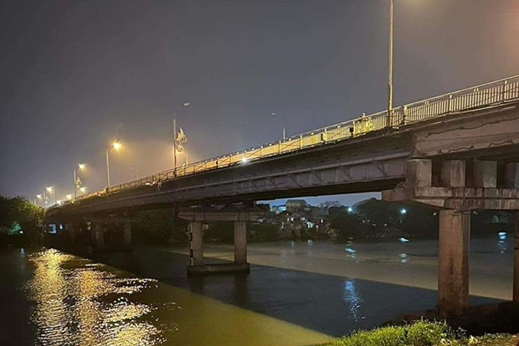 Khu vực cầu Đò Quan (bắc qua sông Đào) nơi nghi phạm nhảy xuống bỏ trốn (Ảnh: V.A).