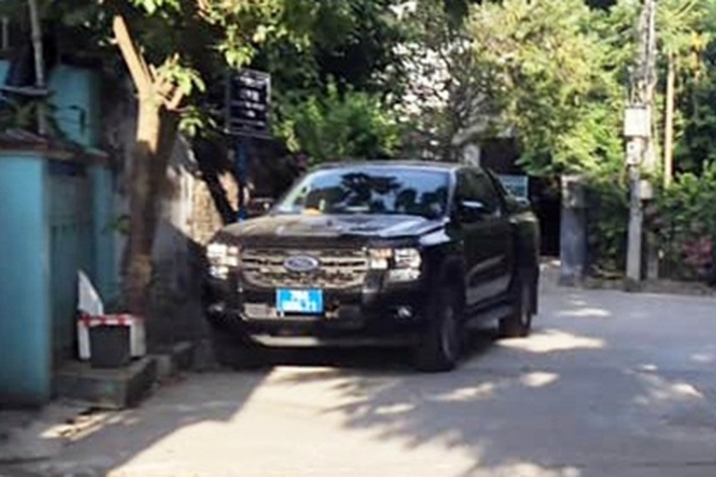 Xe công xuất hiện tại khu vực nhà riêng của ông D. (Ảnh: Phú Khánh).