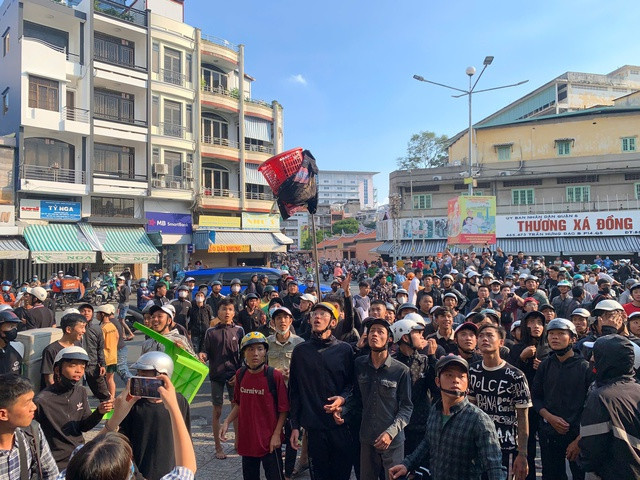 Đám đông đứng nghẹt vòng xoay Năm Ngọn Đèn