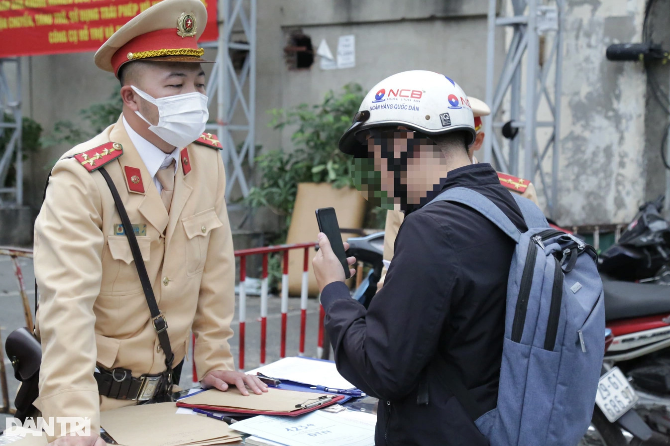 Lực lượng CSGT đã dành 30 phút để giải thích, chỉ hướng đi đúng luật cho tài xế T. nhưng anh T. nhất quyết không ký biên bản và dùng điện thoại để quay lại quá trình làm việc (Ảnh: Trần Thanh).