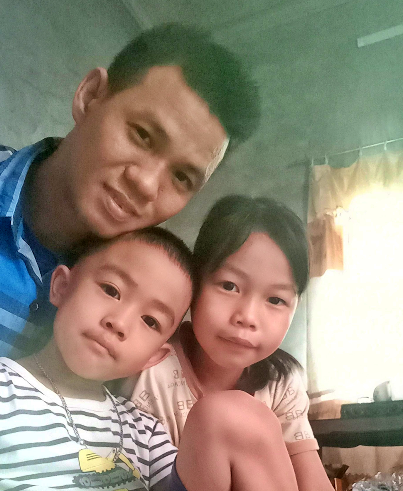 Ba bố con anh Quyền và giấy xác nhận anh Quyền đang suy thận giai đoạn 5. Ba bố con anh Quyền và giấy xác nhận anh Quyền đang suy thận giai đoạn 5.