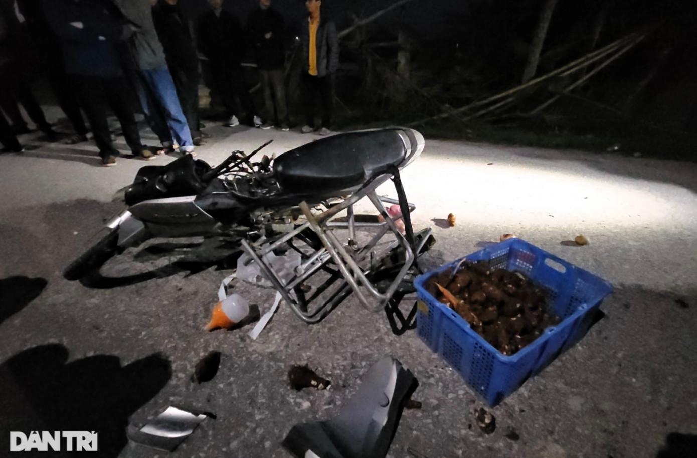 Chiếc xe máy hư hỏng nặng, hàng hóa văng khắp mặt đường (Ảnh: Nguyễn Duy).