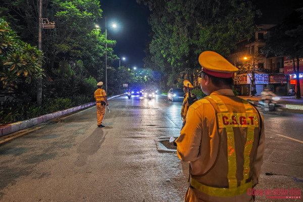 Tổ công tác của Đội CSGT số 3 kiểm tra nồng độ cồn ban đêm.