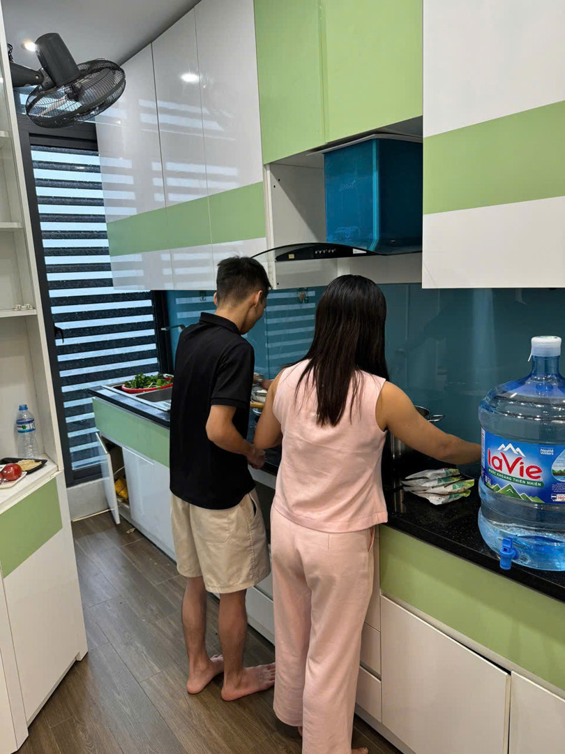 Người đến trú bão tự do nấu ăn trong nhà chị Phương Anh Người đến trú bão tự do nấu ăn trong nhà chị Phương Anh