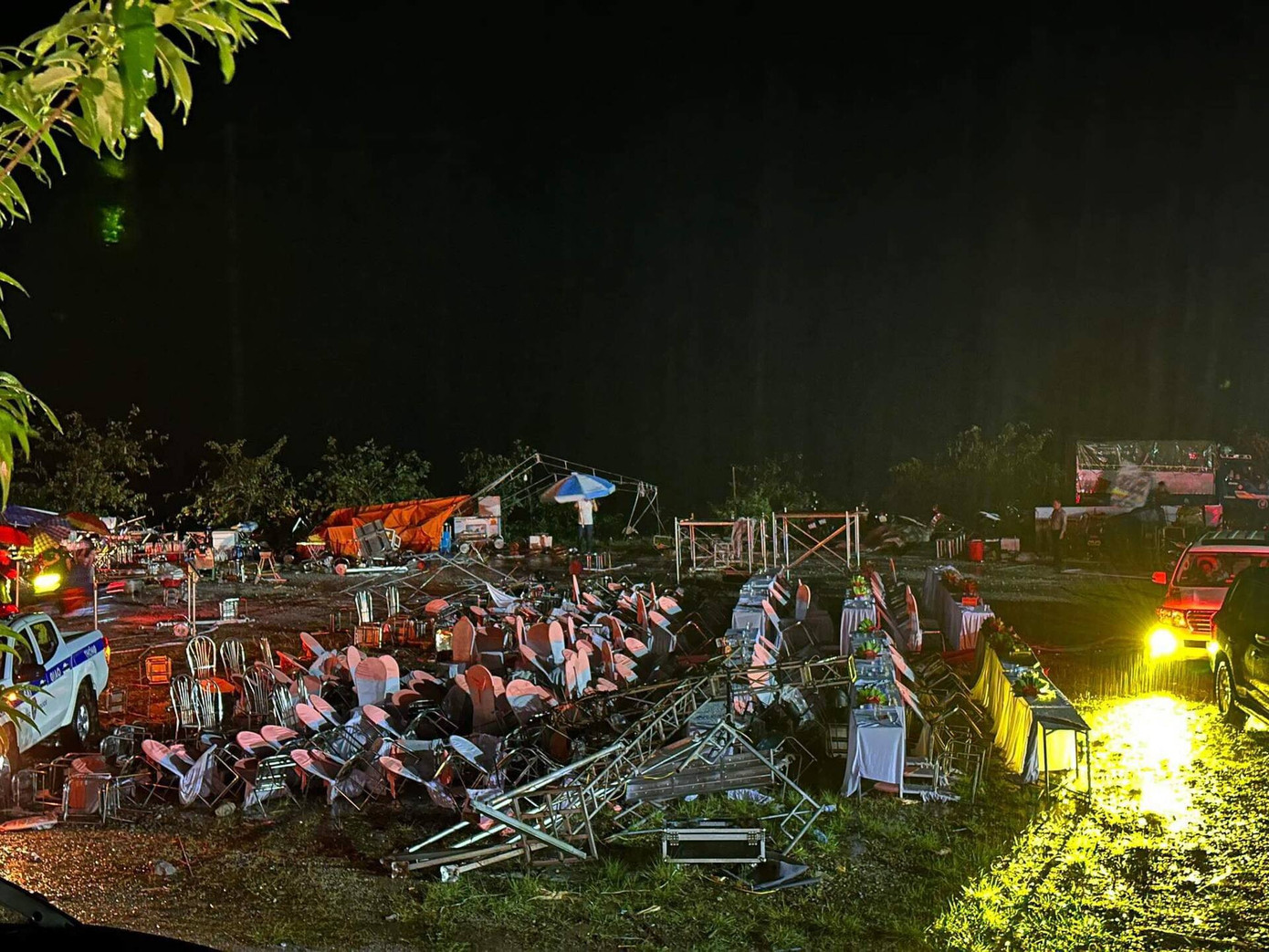 Giông lốc làm gián đoạn khai hội chợ tình nổi tiếng Hà Giang ảnh 1 Giông lốc làm gián đoạn khai hội chợ tình nổi tiếng Hà Giang ảnh 1