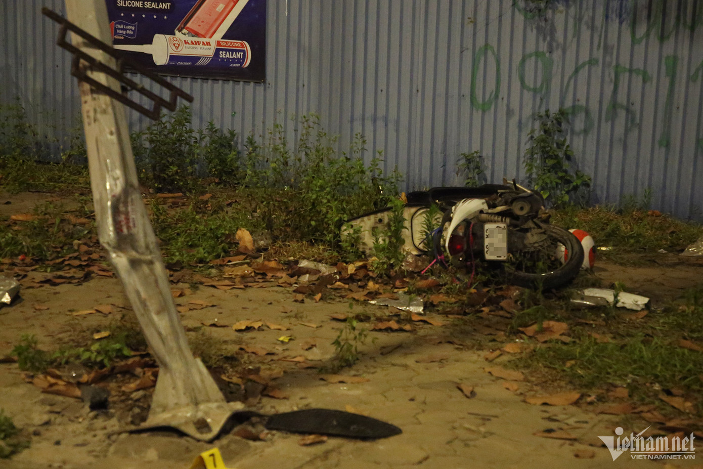 Xe máy văng lên vỉa hè, cột đèn cong sau khi bị ô tô húc trúng. Ảnh: Đình Hiếu Xe máy văng lên vỉa hè, cột đèn cong sau khi bị ô tô húc trúng. Ảnh: Đình Hiếu