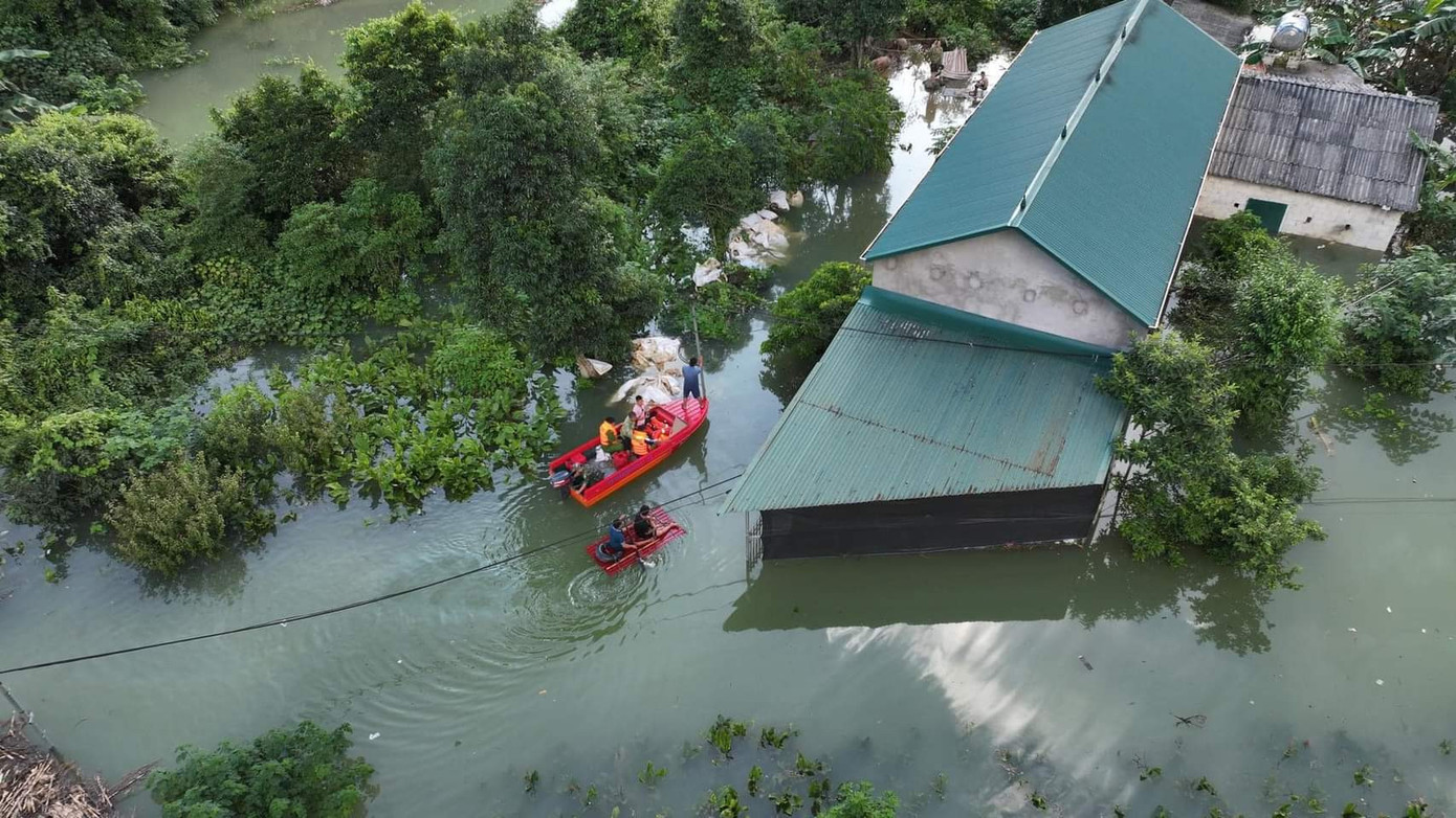 Trước tình hình trên, chính quyền địa phương đã tiến hành di dời người dân đến nơi an toàn, bố trí chỗ ở, cung cấp các nhu yếu phẩm cần thiết. Ảnh: CBH