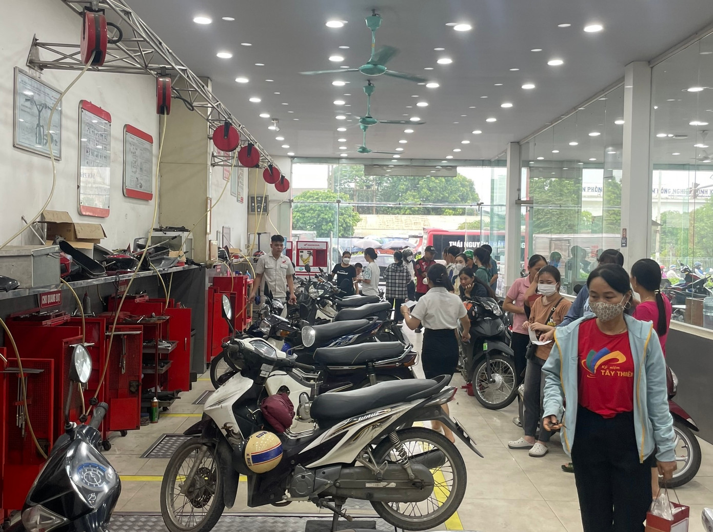 Người dân xếp hàng tại khu vực Thay dầu miễn phí để trải nghiệm dịch vụ của HEAD Tiến Cường.