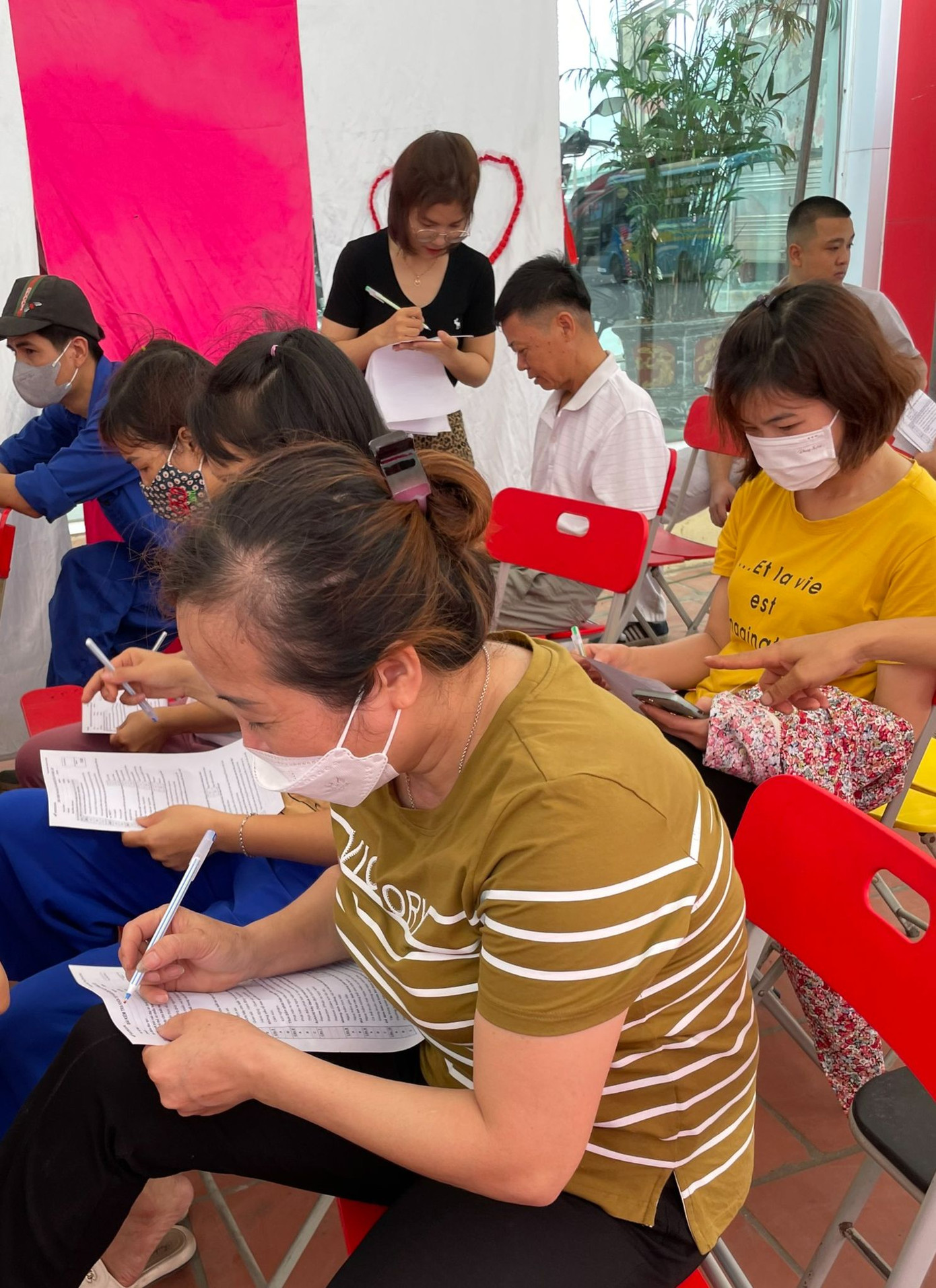 Khách hàng có mặt tại Head Tiến Cường tham gia phần thi lý thuyết.