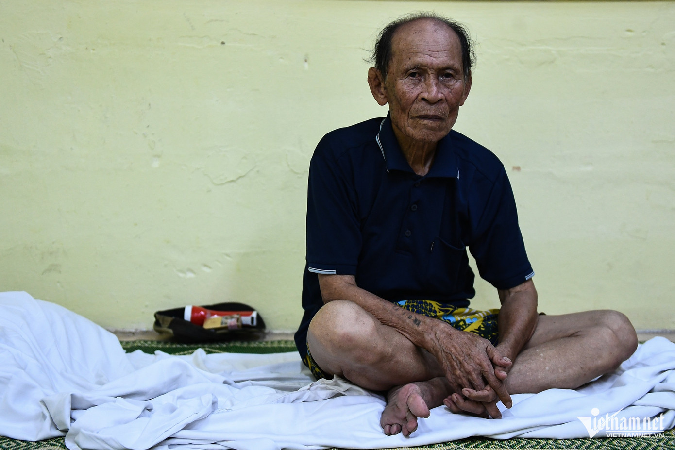 Ông Lê Văn Vinh (sinh năm 1941) cho biết, kể từ trận lụt năm 2016 đến nay ông mới thấy mực nước sông Hồng dâng cao đến vậy. 20h hôm nay (10/9), ông đã chuyển đến ở tại điểm tránh lụt do UBND quận Ba Đình thu xếp. Ông Lê Văn Vinh (sinh năm 1941) cho biết, kể từ trận lụt năm 2016 đến nay ông mới thấy mực nước sông Hồng dâng cao đến vậy. 20h hôm nay (10/9), ông đã chuyển đến ở tại điểm tránh lụt do UBND quận Ba Đình thu xếp.