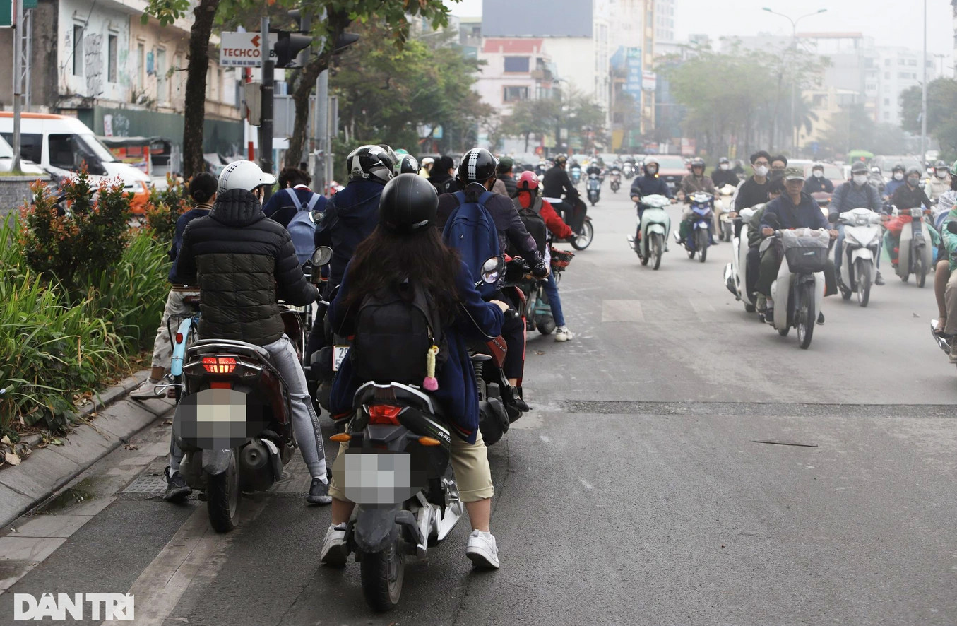 Loạt xe máy đi ngược chiều đường Tây Sơn (Ảnh: Trần Thanh).