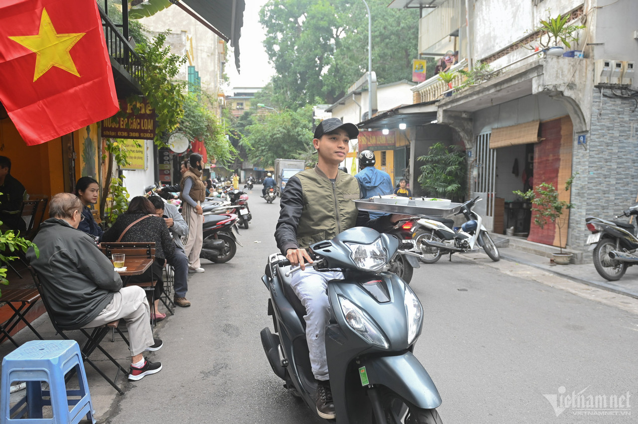 Anh Đỗ Minh Hiệp (quận Tây Hồ) đã ăn ở quán này được khoảng 8 năm. Anh mua 2 bát phở mang về vì không có chỗ ngồi. "Tôi thấy phở ở đây rất ngon, mang hương vị xưa", anh Hiệp chia sẻ.