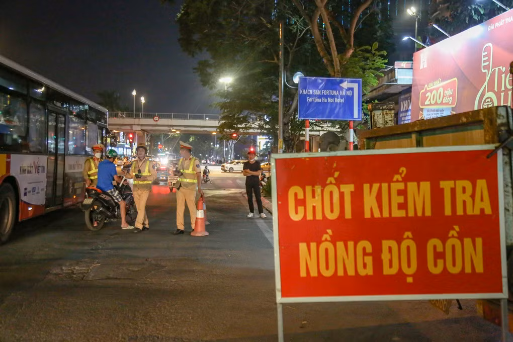 Chốt kiểm tra nồng độ cồn trên đường Huỳnh Thúc Kháng đêm qua 28/4 (Ảnh: Hoàng Ngọc). Chốt kiểm tra nồng độ cồn trên đường Huỳnh Thúc Kháng đêm qua 28/4 (Ảnh: Hoàng Ngọc).