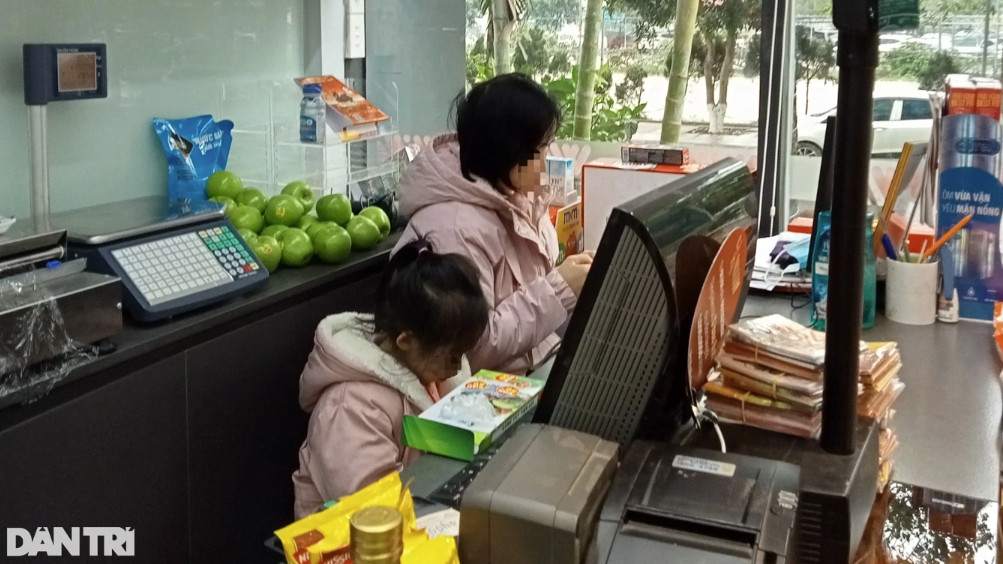 Nhiều trẻ nhỏ phải theo bố mẹ đến nơi làm việc (Ảnh: Hồng Anh). Nhiều trẻ nhỏ phải theo bố mẹ đến nơi làm việc (Ảnh: Hồng Anh).